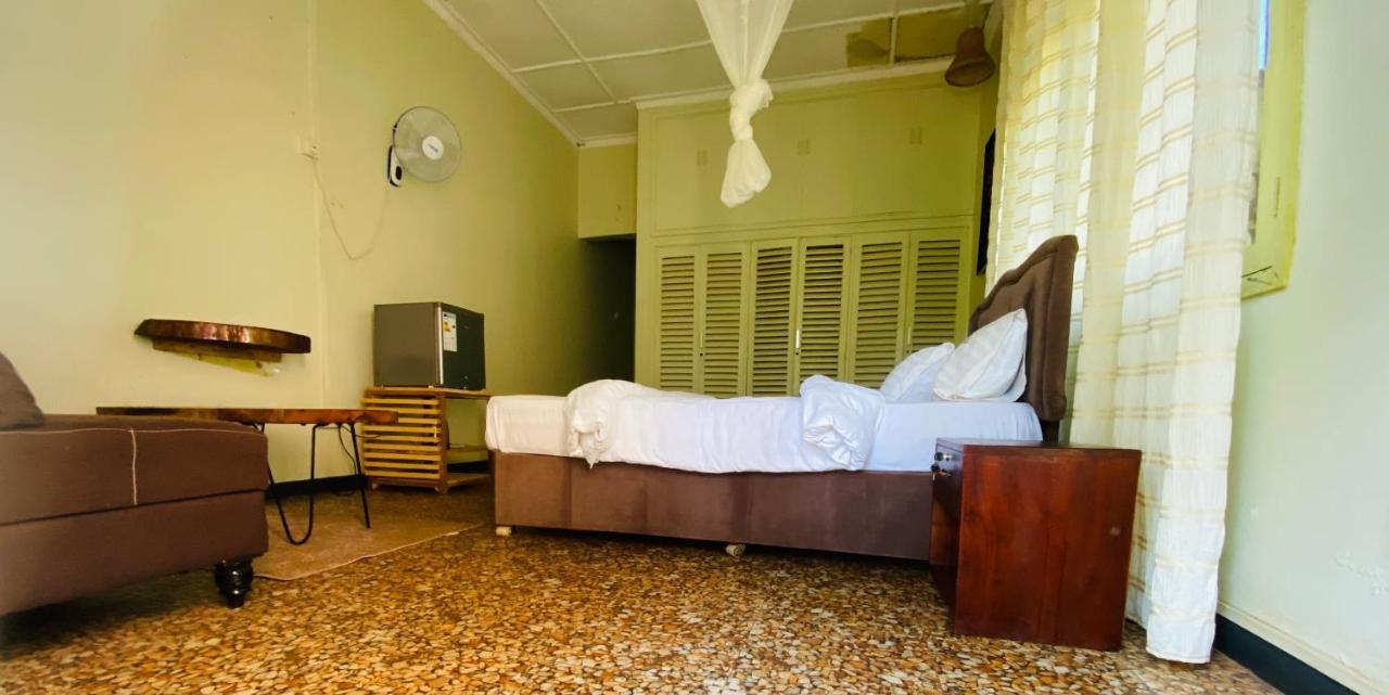Afro Smile Hotel And Guest House-金贾 外观 照片